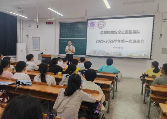 说明: 会议室里的人们AI 生成的内容可能不正确。